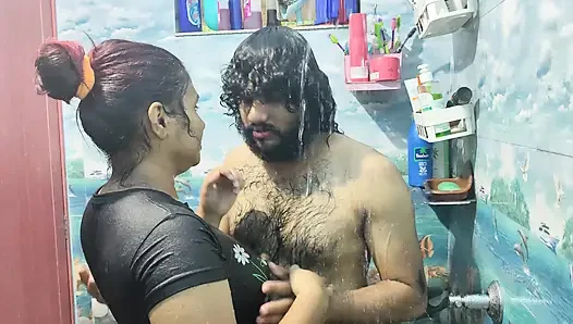 Romansa mandi pasangan panas di kamar mandi