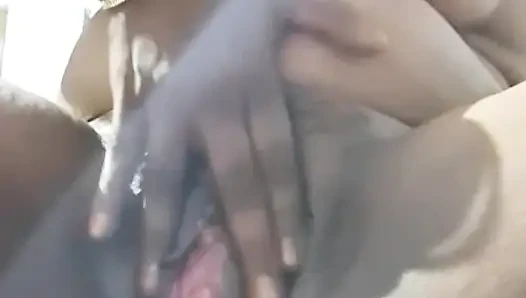 Ibu tamil lagi asik fingering memeknya di panggilan video