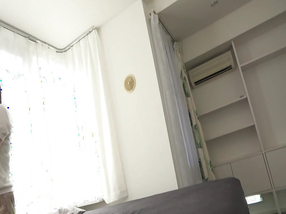 Aya zveltă de 170 cm se filmează în timp ce soțul ei este plecat!