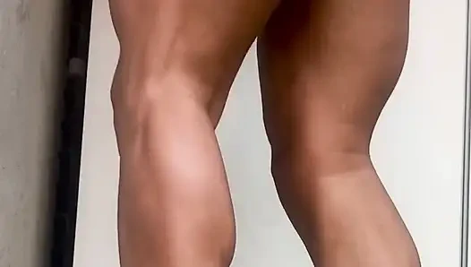 Pantat sempit milf berotot meledak di bawah panas melenturkan