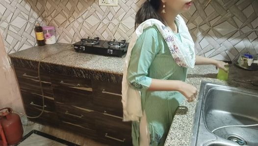 India sexy madrastra se enoja con él después de proponer en la cocina mear