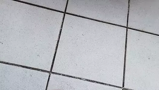 Pissen auf dem Balkon