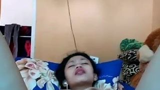 印度尼西亚女郎在她的房间里自慰