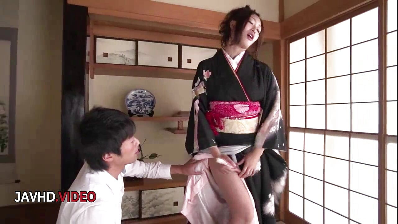 Hot Asian MILF Reiko Kobayakawa Gives Intense Blowjob in Kimono