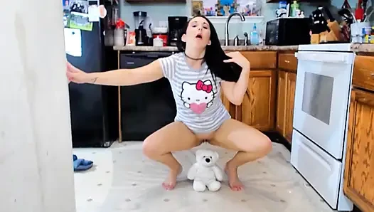 Sie pisst auf ihrem teddy