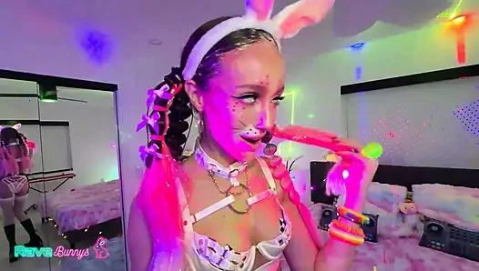 Christina Sage hüpft wie ein Häschenmädchen in eine schmutzige ostersession!