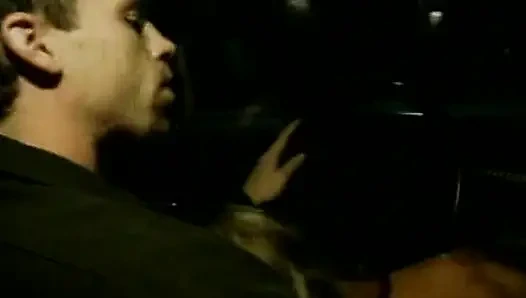 Классическую крошку-блондинку жестко трахнули перед камшотом на лицо