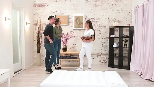 Nuru masajı - iki muhteşem kadın Casey Calvert ve April Olsen ile ateşli üçlü seks