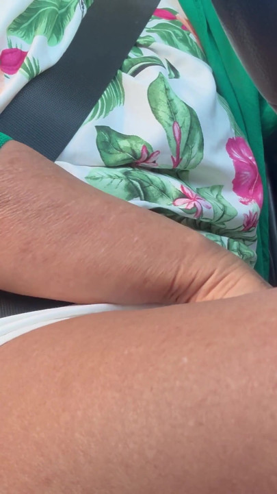 Tesão quente madura milf a caminho do escritório esfrega sua buceta suculenta com a mão entre suas pernas sensuais | Clipe 1