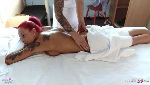 Une adolescente allemande rousse se fait piéger pour baiser avec un massage dans le salon