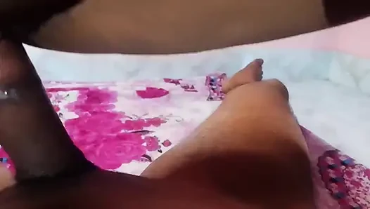 Hintli kız amcığını sikiyor ve parmaklıyor