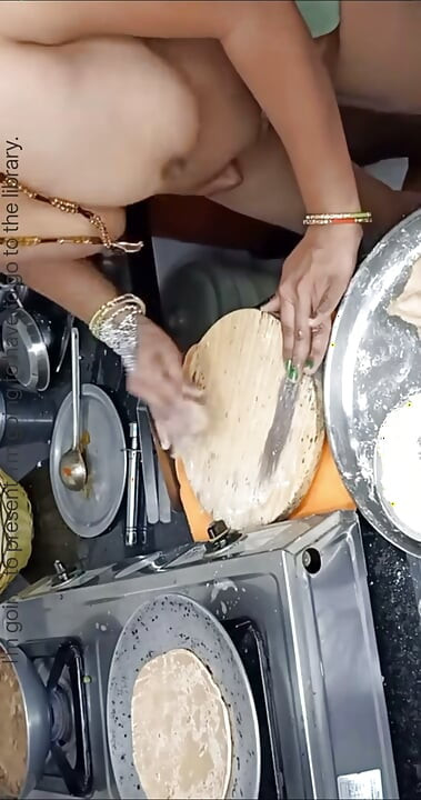 Bhabhi ko devar Ne roti banate hue pakad liya bhabhi ko bade pyar Se manaya uske bad land munh mein de diya