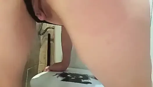 İspanyol beyaz orta yaşlı seksi lezbiyen büyük memeler büyük klitorisini ovuyor ve büyük klitorisini yalıyor