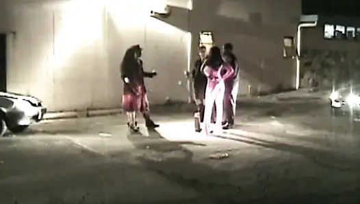 Фигуристую чернокожую сучку долбит черный ебарь, пока он пихает дилдо в ее задницу