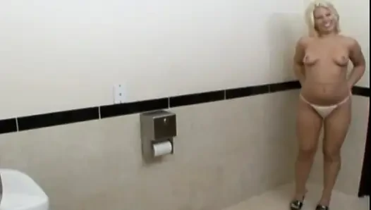 Memek gadis pirang masturbasi di toilet