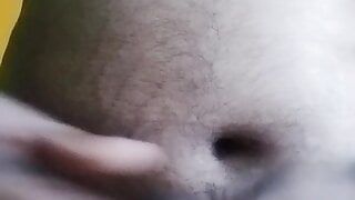 Băiat indian dolofan care se masturbează și ejaculează