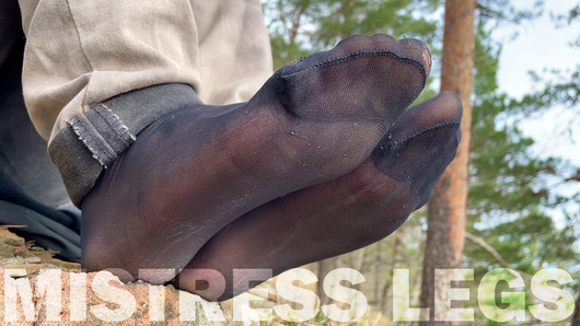 Jeans und Füße necken im Wald in Nylonsocken