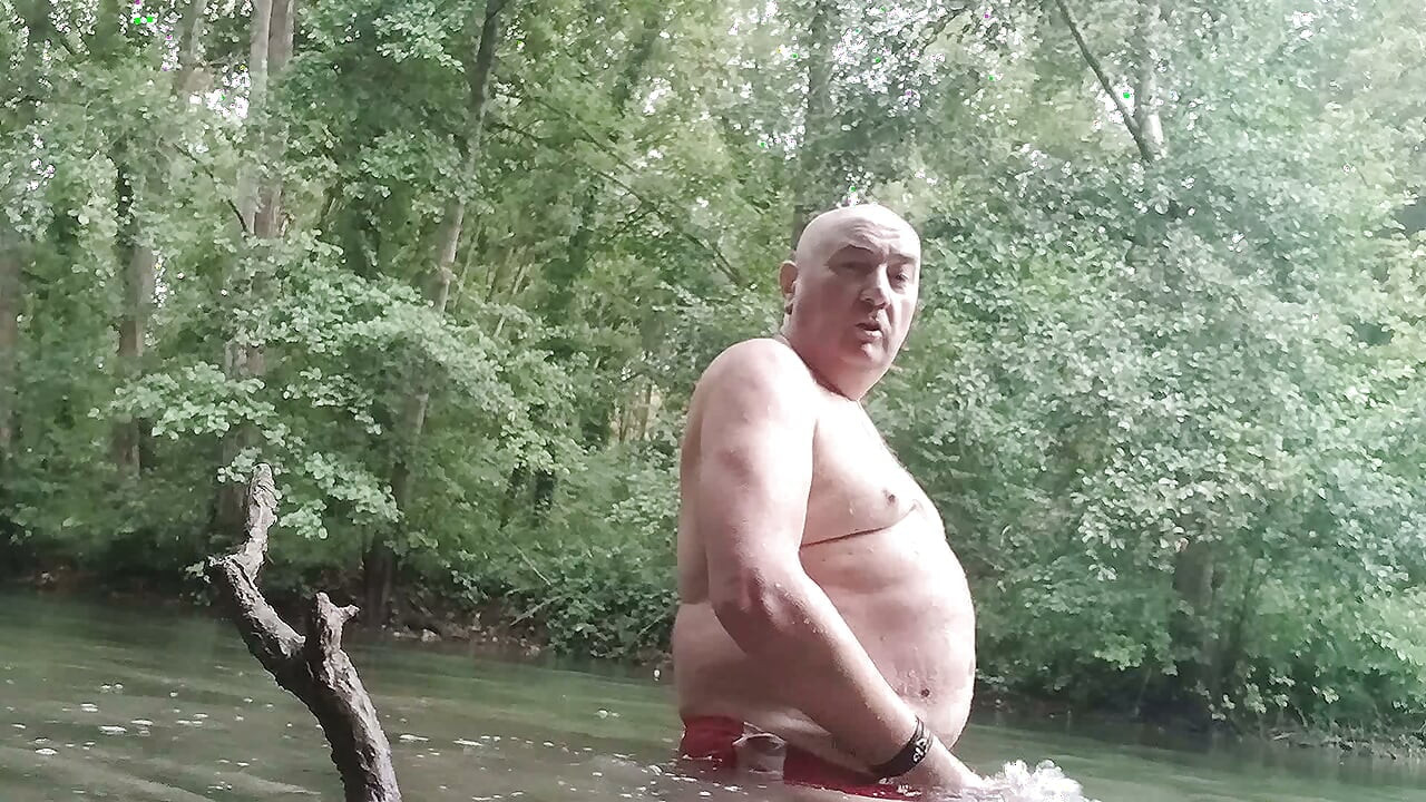 Pascal, das gute große Schwein aus Frankreich, nimmt seinen Fuß und trinkt seinen Piss, bevor er im Fluss unter einem köstlichen Sommerregen abspritzt