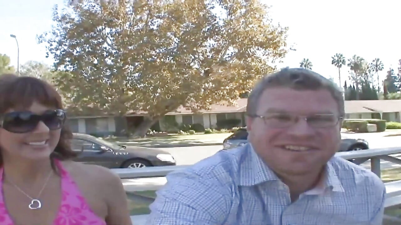 Hermosa alegre agujero de coño amateur espera de par en par para la polla gorda follarla