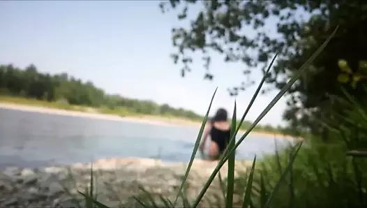 川でアウレリアがストリング水着を入浴