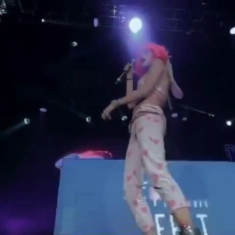 Bella thorne hot dance in concert