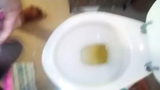 Pissing giyen pembe külot