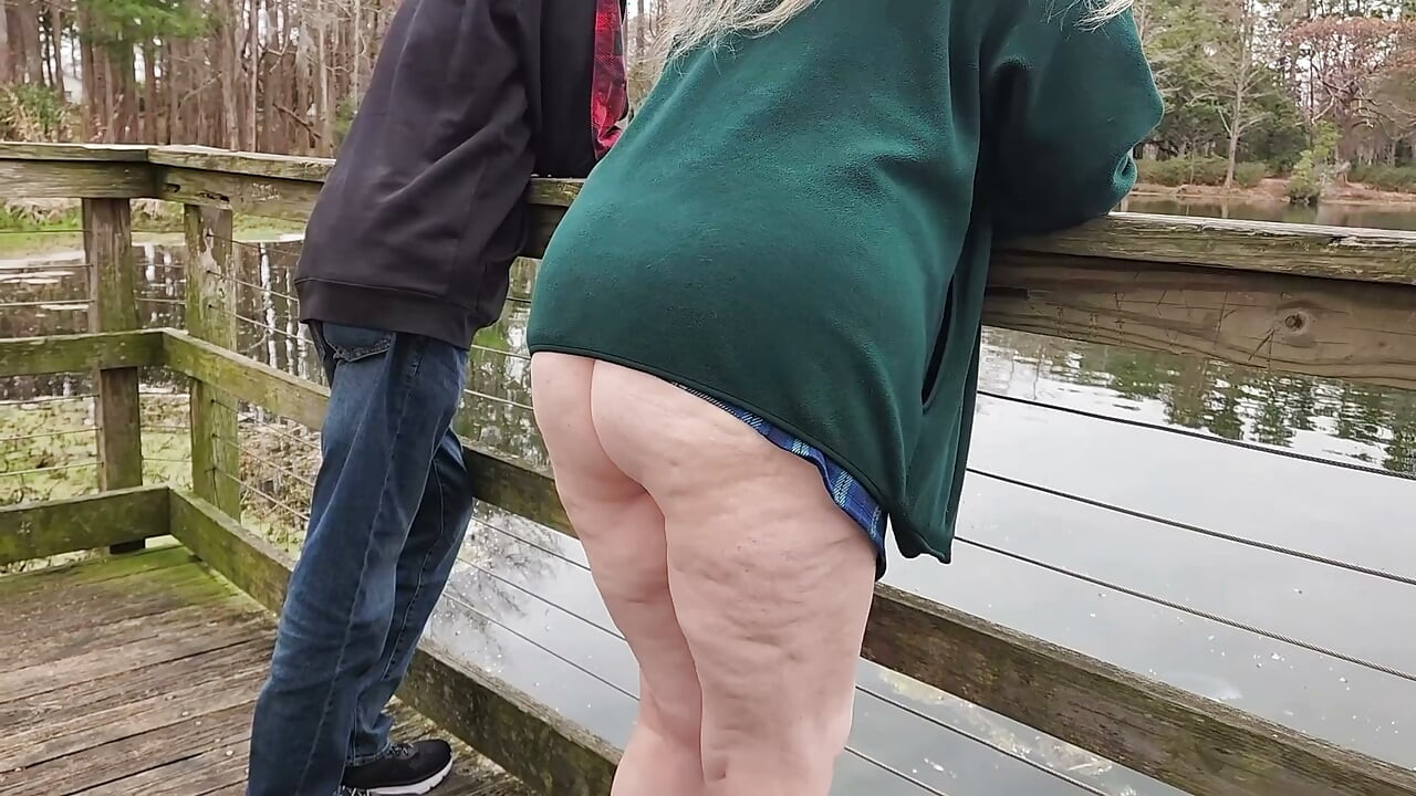 MILF BBW ร้อนแรงเดินเล่นในสวนโชว์ก้นโผล่! แล้วให้คนแปลกหน้าดูดควย!