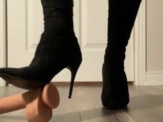 Sissy-Hure in Lederjacke, sexy langen Socken und High Heels