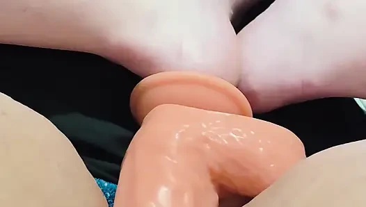 Развлечение с большим дилдо