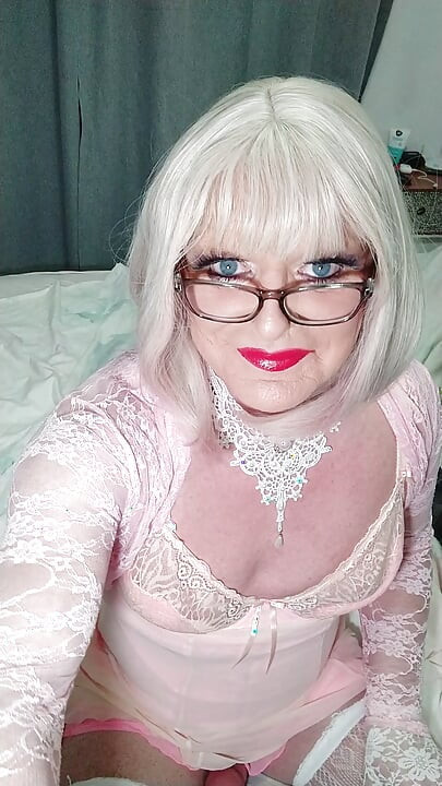 Sissy Trans in strümpfen