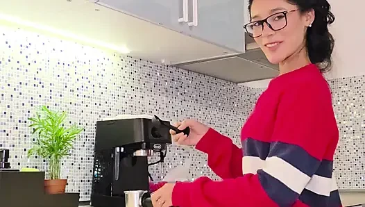 Ich Wollte Gerade Frühstück Machen, Endete Aber in Einer Nassen Morgendlichen Masturbation in Der Küche