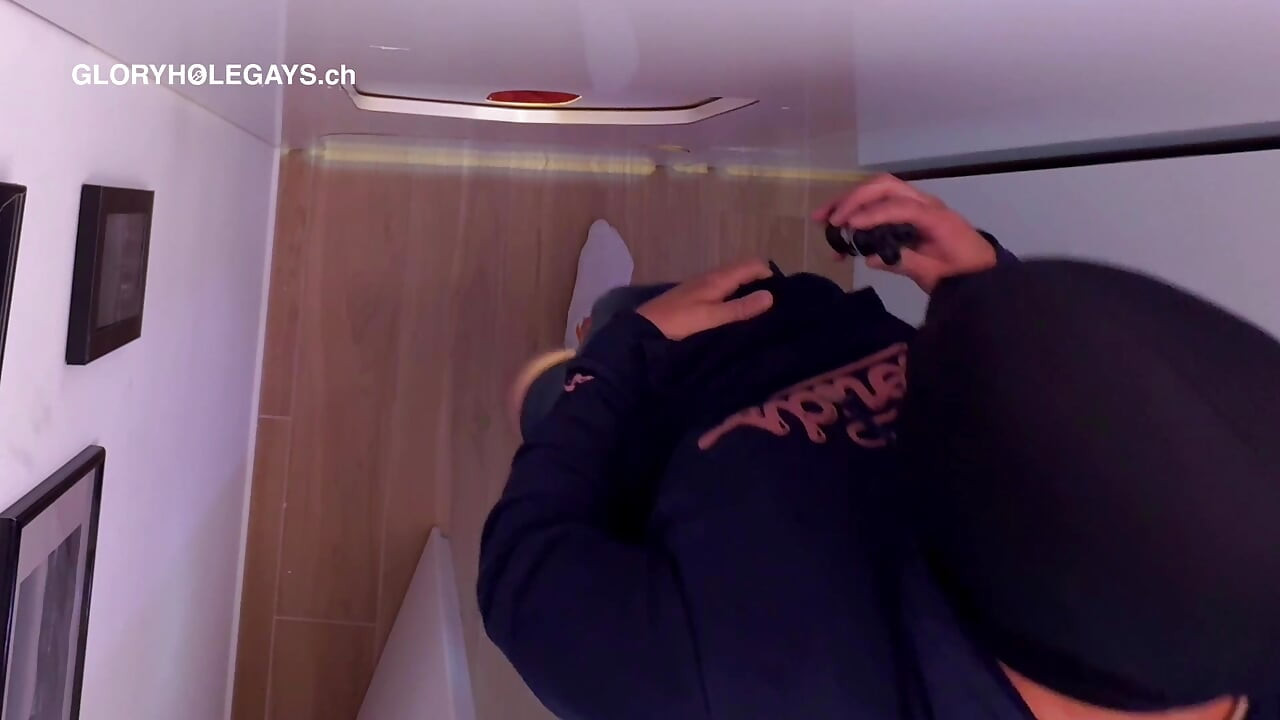 Mladić, 25, usuđuje se to učiniti na gloryholeu - guzom na rupi...