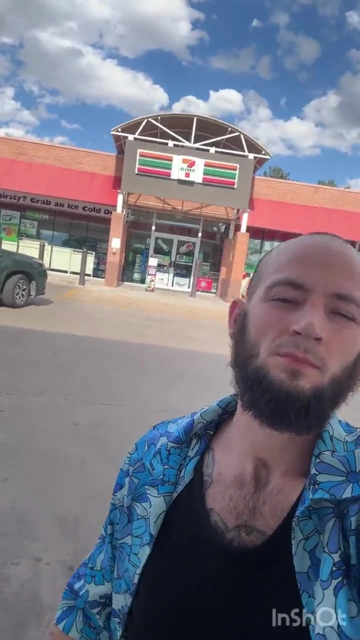 Timmy Tussin 7-11'i XXX puanlı bir dosya odasına dönüştürüyor.