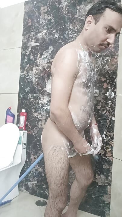 成熟的中年老人和年轻的种族非洲阿拉伯亚洲黑人