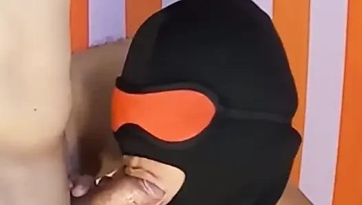 Ausgezeichneter maskierter Blowjob