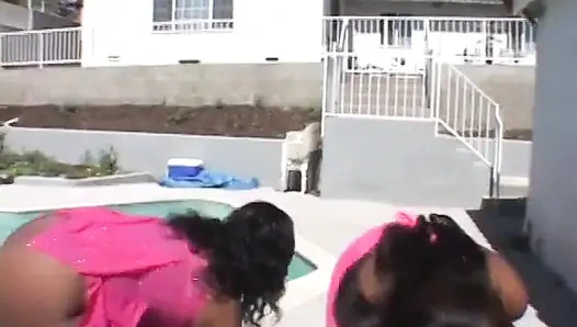 avrupalı olmayan iki güzel bayan birbirlerinin ıslak amcıklarını yalamanın tadını çıkarıyor