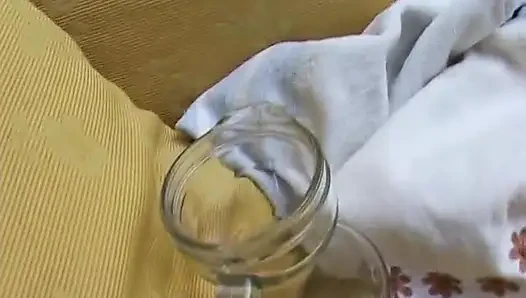 Fettes amateur-mädchen wichst ihre muschi mit einem dildo