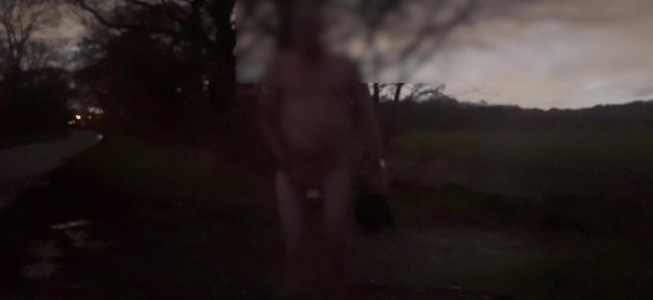 Γυμνή και ξυπόλητη κρύβεται από τα διερχόμενα αυτοκίνητα που κουνάνε και κουνάνε τον κώλο τους