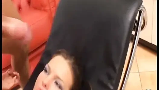 Lucy lutscht es kräftig und nimmt dann alles in ihren Arsch
