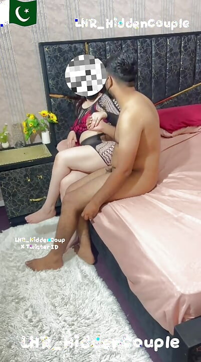 Young Pakistani Cockold couple apni wife ki chudai dekhty hoy boht maza ata