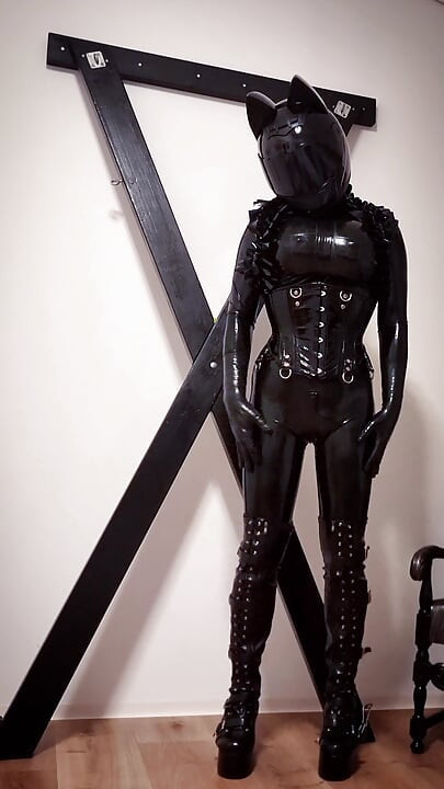 Rubberdoll Caress และอวดหุ่นชุดแมวลาเท็กซ์ผิวดํา
