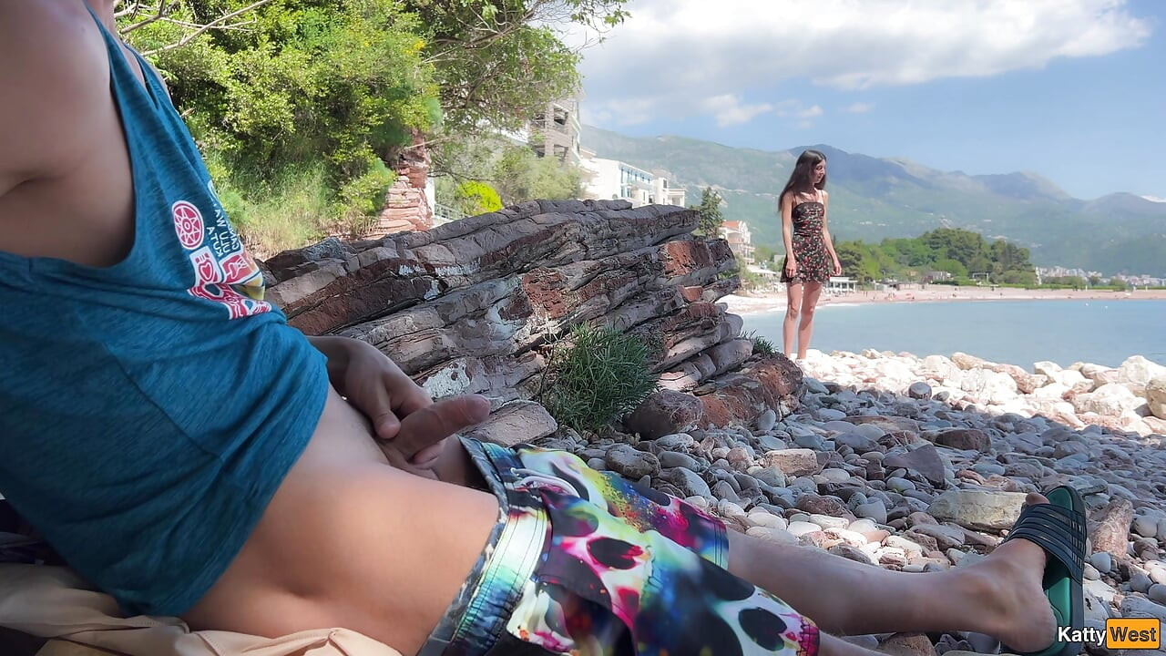 Polla pública mostrando en la playa - tomé su polla en mi mano y lo ayudé a correrse
