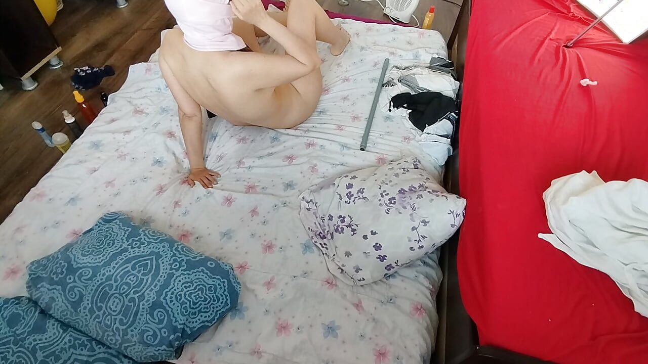Zmysłowy masaż seksownej pary olejkiem na ciele.