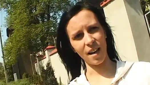 Brünette schönheit masturbiert, bevor sie einen blowjob in pov-action gibt