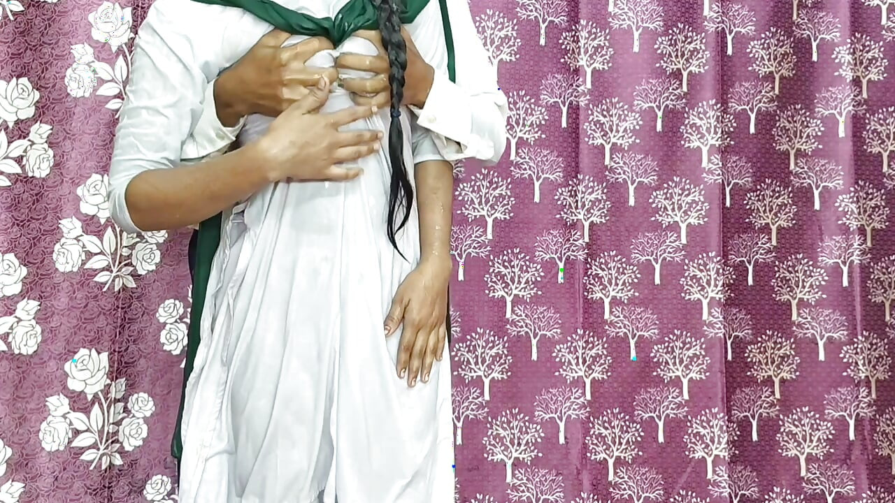 Studente e fratello fanno sesso in bagno con un grosso cazzo