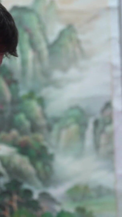 毛深いホットな女性が同時に二人の男性とセックスし、カメラに向かって肛門を見せた |クリップ2