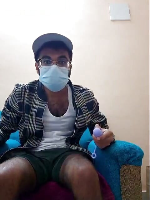 デシの下着を着けた童貞ゲイの締まったアナルにディルドを挿入して射精する小さいチンポ