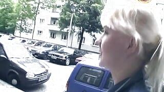 Hete blonde slet uit Duitsland toont haar ongelooflijke masturbatie op cam