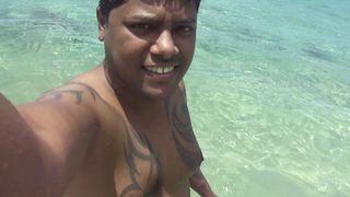 Filipińska para nudystów .. naga na wyspie boayan, phl