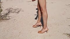 Bella trans in gonna si spoglia nuda in pubblico con tacchi molto caldi e belle gambe delizioso pene eretto
